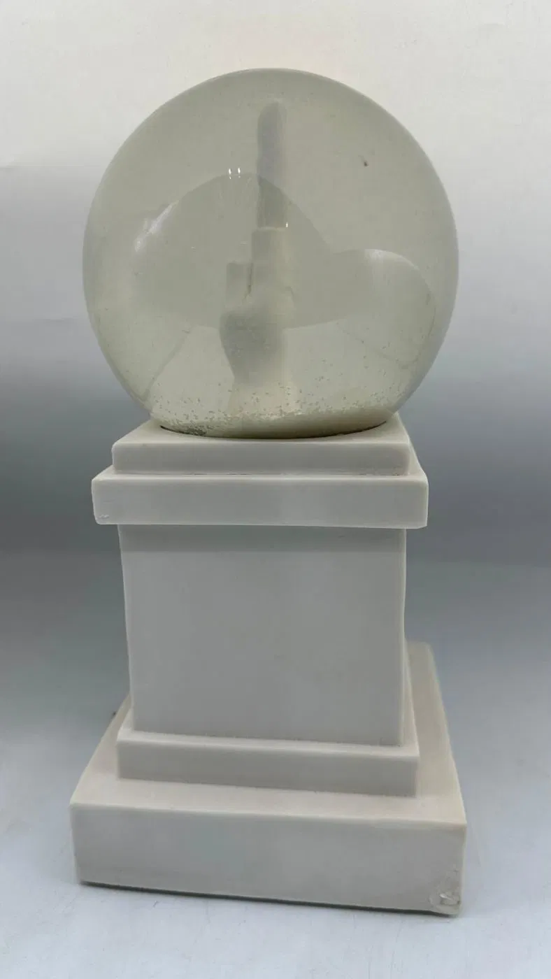 Seletti “L.O.V.E.” di Maurizio Cattelan - immagine 2