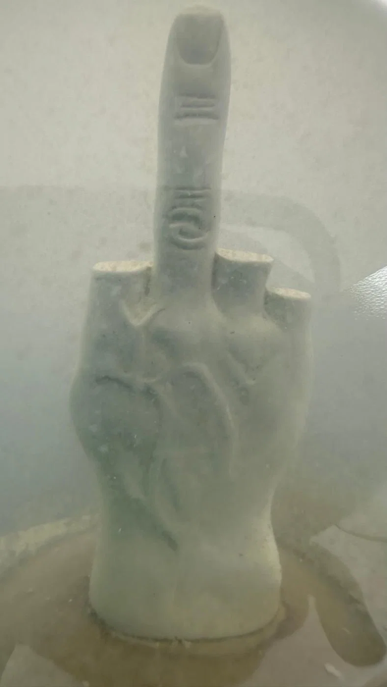 Seletti “L.O.V.E.” di Maurizio Cattelan - immagine 5