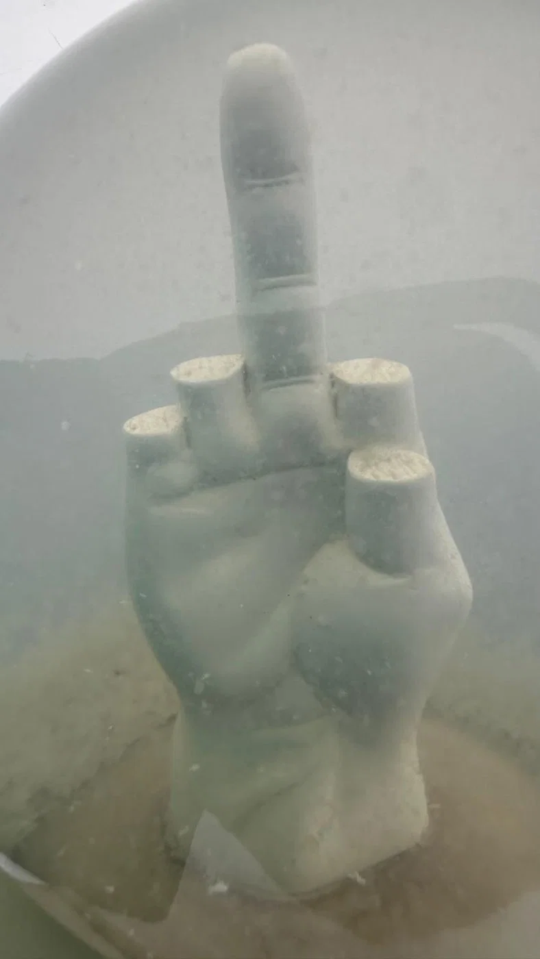 Seletti “L.O.V.E.” di Maurizio Cattelan - immagine 6