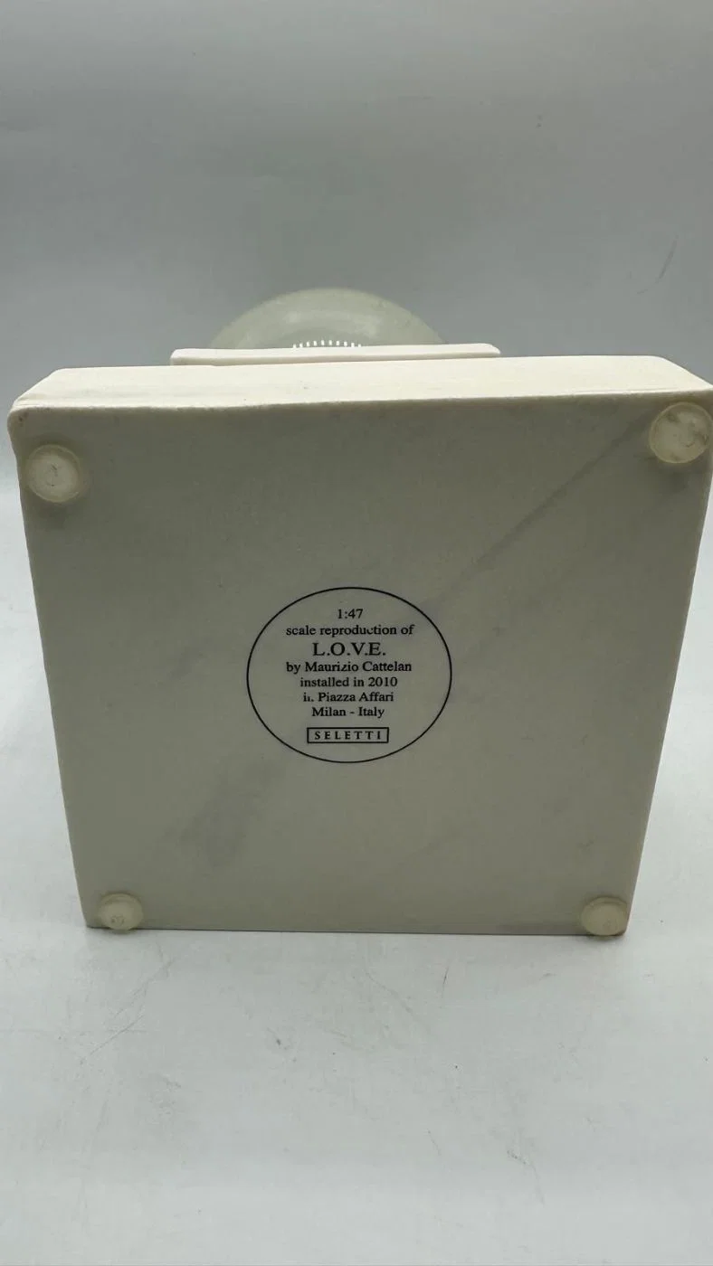 Seletti “L.O.V.E.” di Maurizio Cattelan - immagine 7