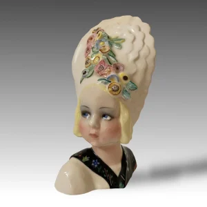 Scultura busto bambina in ceramica decorata a mano