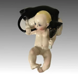 Circuito chiuso, scultura in ceramica decorata a mano