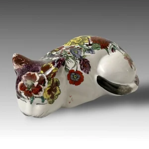 Gatto accovacciato bianco fiorato, scultura porcellana dipinta a mano - Piero Fornasetti